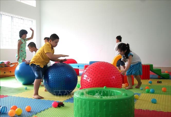 Trẻ tự kỷ tham gia các trò chơi tại Cơ sở giáo dục, phục hồi chức năng cho trẻ khuyết tật, trẻ tự kỷ ở xã Thanh Đức, huyện Long Hồ, tỉnh Vĩnh Long. Ảnh: Lê Thúy Hằng - TTXVN