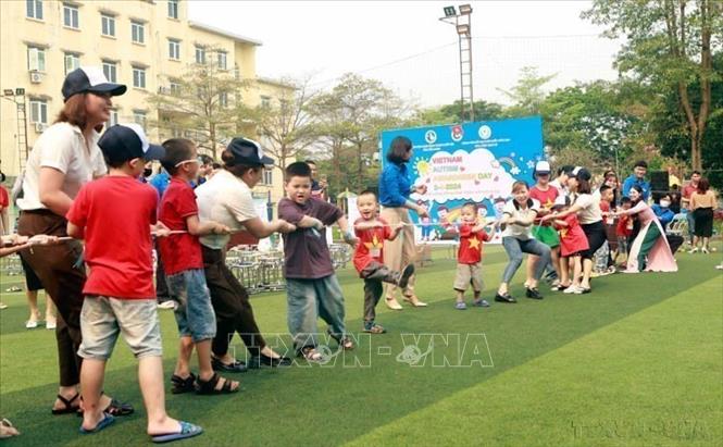 Trẻ mắc chứng tự kỷ tại Vĩnh Phúc cùng chơi kéo co tại Chương trình hưởng ứng “Ngày Thế giới nhận thức về Tự kỷ 2/4/2024”. Ảnh: Hoàng Hùng - TTXVN