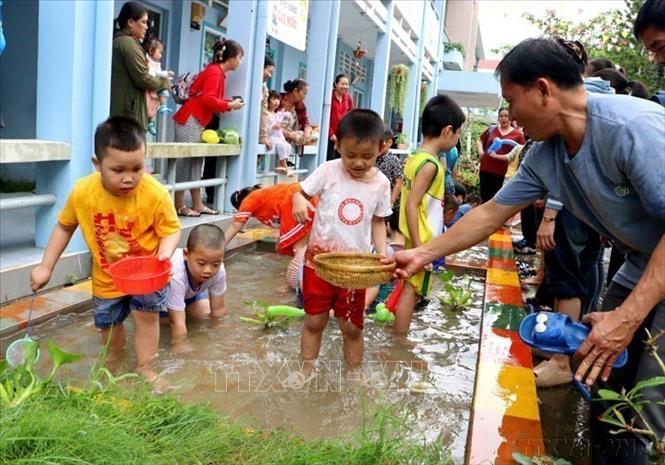 Phụ huynh đồng hành cùng trẻ tham gia các trò chơi tại lễ Mít tinh hưởng ứng Ngày Quốc tế Người khuyết tật do Trung tâm hỗ trợ phát triển giáo dục hòa nhập Vĩnh Long tổ chức (3/12/2024). Ảnh: Lê Thúy Hằng – TTXVN