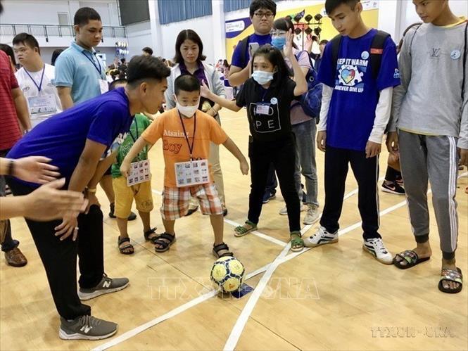 Các chuyên viên can thiệp hướng dẫn trẻ bị chứng 