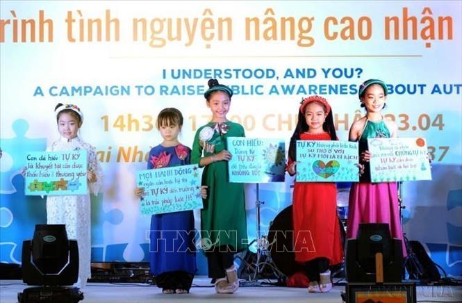 Các thiếu nhi tuyên truyền những thông điệp ý nghĩa về tự kỷ tại chương trình tình nguyện “Tôi đã hiểu, còn bạn” (23/4/2017). Ảnh: An Hiếu - TTXVN
