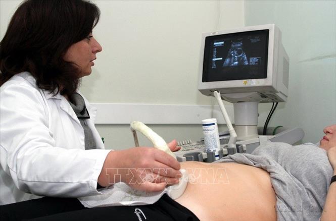 Siêu âm định kỳ trong 3 tháng giữa của thai kỳ có thể giúp các bác sĩ phát hiện sớm những dấu hiệu của bệnh tự kỷ ở trẻ sau này. Đây là kết luận được các nhà khoa học Israel đưa ra trong một nghiên cứu công bố ngày 9/2/2022. Ảnh: TTXVN phát