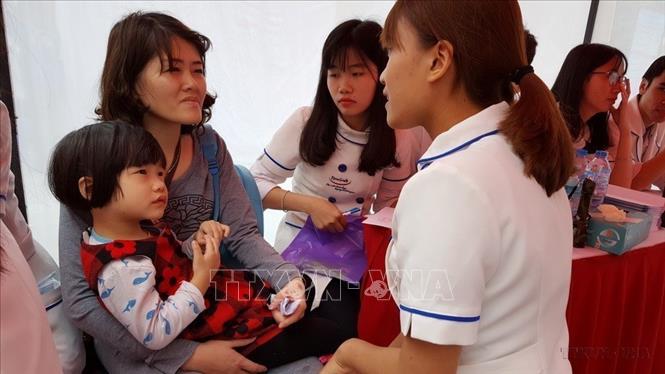 Khám, tư vấn sức khỏe cho trẻ tự kỷ trong Ngày hội “Vòng tay yêu thương” lần thứ ba, do Cung thiếu nhi Hà Nội tổ chức (2/4/2017). Ảnh: Kim Anh - TTXVN