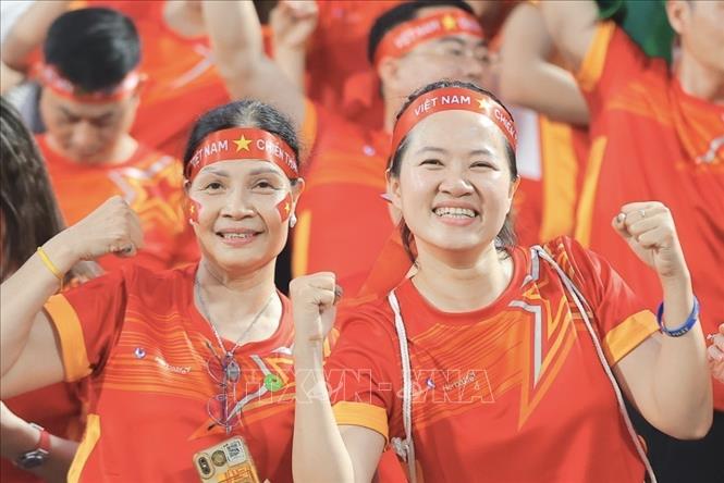 Khán giả đến sân cổ vũ cho đội tuyển Việt Nam. Ảnh: Minh Quyết - TTXVN