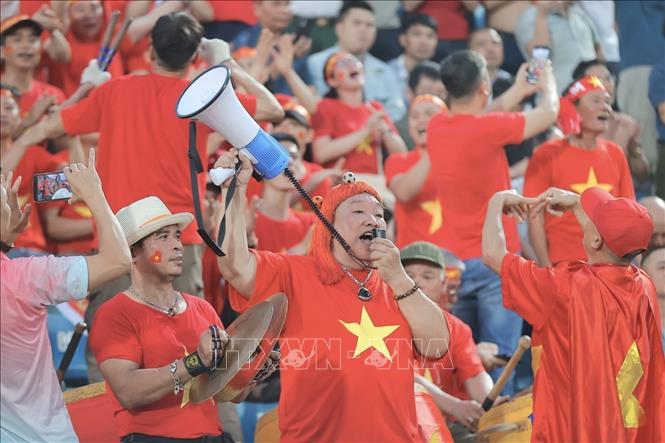 Khán giả đến sân cổ vũ cho đội tuyển Việt Nam. Ảnh: Minh Quyết - TTXVN