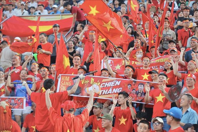 Khán giả đến sân cổ vũ cho đội tuyển Việt Nam. Ảnh: Minh Quyết - TTXVN