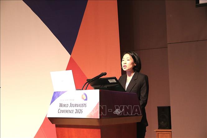 Nhà báo Hàn Quốc chia sẻ tại hội nghị. Ảnh Khánh Vân - TTXVN tại Hàn Quốc