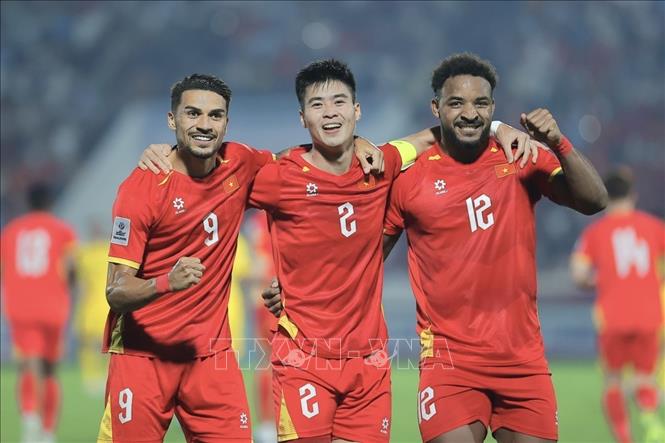 Đội trưởng Duy Mạnh (2, giữa) ăn mừng cùng Xuân Son và Hoàng Hên sau ghi bàn mở tỷ số ở phút thứ 6. Ảnh: Minh Quyết - TTXVN