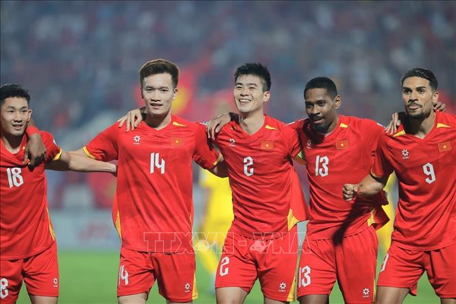 Niềm vui của Duy Mạnh (2) cùng các đồng đội khi ghi bàn mở tỷ số ở phút thứ 6. Ảnh: Minh Quyết - TTXVN