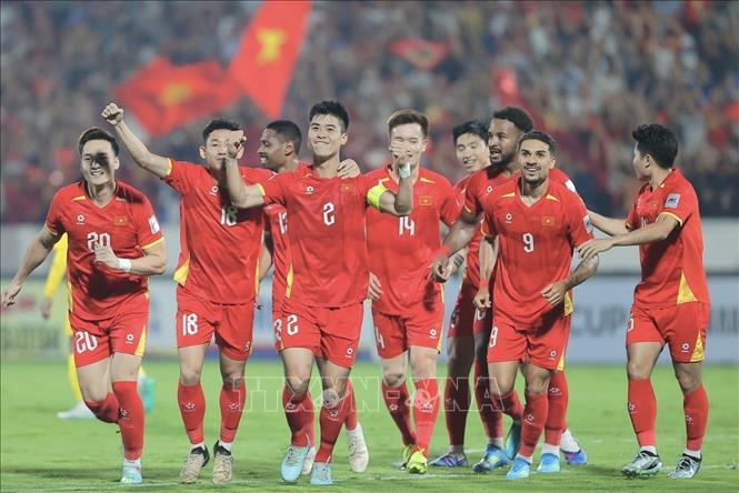 Niềm vui của Duy Mạnh (2) cùng các đồng đội khi ghi bàn mở tỷ số ở phút thứ 6. Ảnh: Minh Quyết - TTXVN