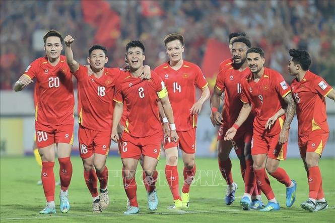 Niềm vui của Duy Mạnh (2) cùng các đồng đội khi ghi bàn mở tỷ số ở phút thứ 6. Ảnh: Minh Quyết - TTXVN