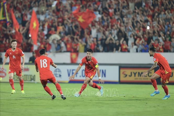 Đội trưởng Duy Mạnh (2) ghi bàn mở tỷ số ở phút thứ 6, đưa đội tuyển Việt Nam vượt lên dẫn trước. Ảnh: Minh Quyết - TTXVN