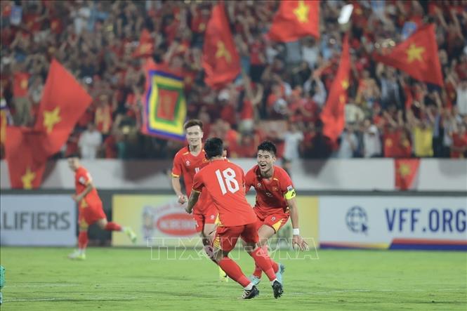 Đội tuyển Việt Nam sớm vượt lên dẫn trước với pha ghi bàn mở tỷ số của đội trưởng Duy Mạnh (2) ở phút thứ 6. Ảnh: Minh Quyết - TTXVN