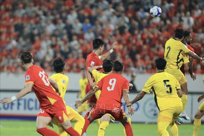 Pha bóng từ cú đá phạt góc dẫn đến bàn thắng mở tỷ số của Duy Mạnh ở phút thứ 6. Ảnh: Minh Quyết - TTXVN