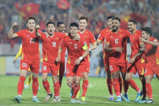Niềm vui của Duy Mạnh (2) cùng các đồng đội sau khi đội trưởng đội tuyển Việt Nam có cú đánh đầu hiểm hóc mở tỷ số ở phút thứ 6. Ảnh: Minh Quyết - TTXVN