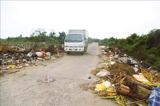 Rác thải gây ô nhiễm môi trường, cản trở giao thông trên tuyến đê biển Hải Châu - Quỳnh Phú. Ảnh: Xuân Tiến - TTXVN 
