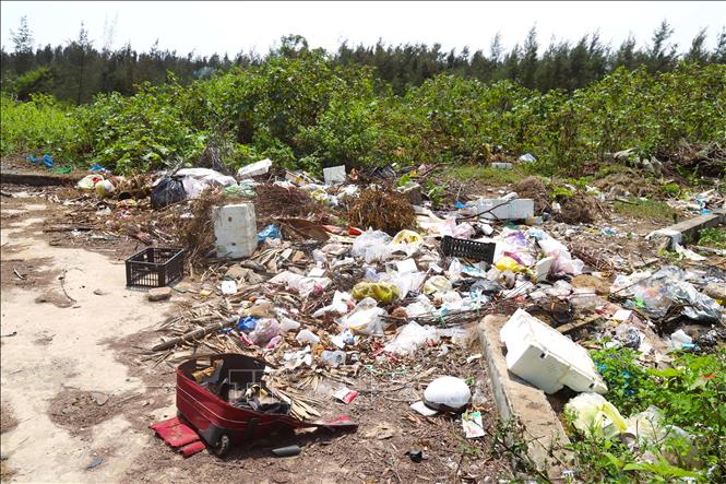 Tuyến đường đê biển dẫn ra khu du lịch biển Quỳnh nổi tiếng của tỉnh Nghệ An trở nên nhếch nhác do những bãi rác tự phát gây mất mỹ quan, bốc mùi hôi khó chịu. Ảnh: Xuân Tiến - TTXVN 