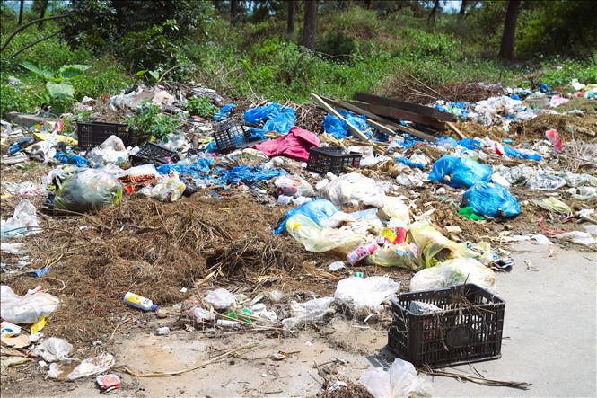Vô số các loại rác lâu năm nằm ngổn ngang ngay tại một bãi rác tự phát trên đường ven biển xã Quỳnh Phú (tỉnh Nghệ An). Ảnh: Xuân Tiến - TTXVN 