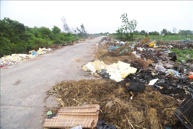 Tình trạng đổ rác trên tuyến đê biển chạy qua địa bàn xã Hải Châu (tỉnh Nghệ An) gây ô nhiễm môi trường nghiêm trọng. Ảnh: Xuân Tiến - TTXVN 
