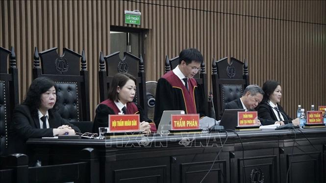 Thẩm phán chủ tọa phiên tòa Lê Quang Chiều công bố đơn của bị cáo đang bị truy nã và xét xử vắng mặt là Nguyễn Hải Thanh (cựu Phó Cục trưởng Cục Quản lý xây dựng công trình, kiêm Giám đốc Ban 4, Bộ Nông nghiệp và Phát triển nông thôn) gửi từ Canada về. Ảnh: Kim Anh - TTXVN