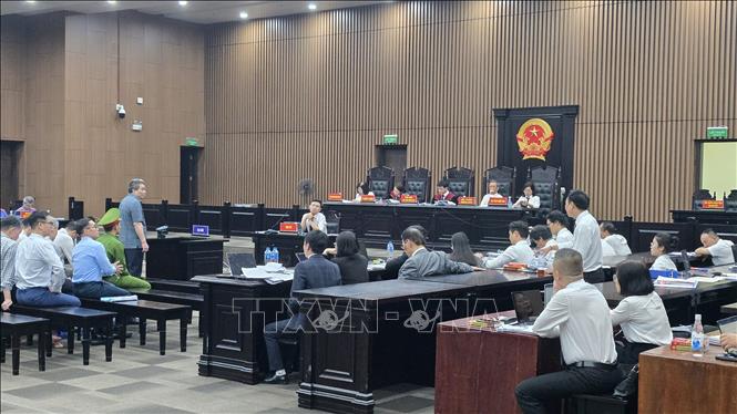 Luật sư tham gia xét hỏi các bị cáo. Ảnh: Kim Anh - TTXVN
