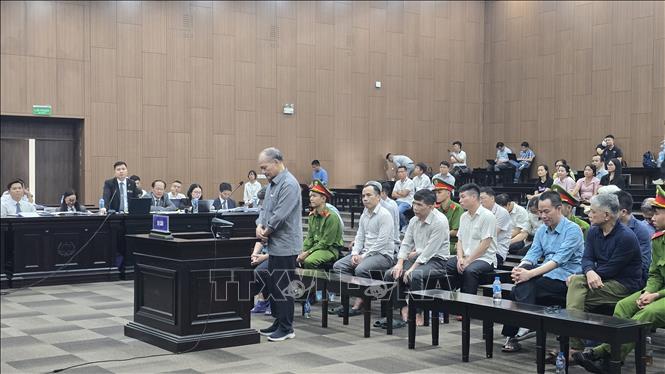 Cựu Thứ trưởng Bộ NN&PTNT Hoàng Văn Thắng trả lời thẩm vấn tại phiên tòa. Ảnh: Kim Anh - TTXVN