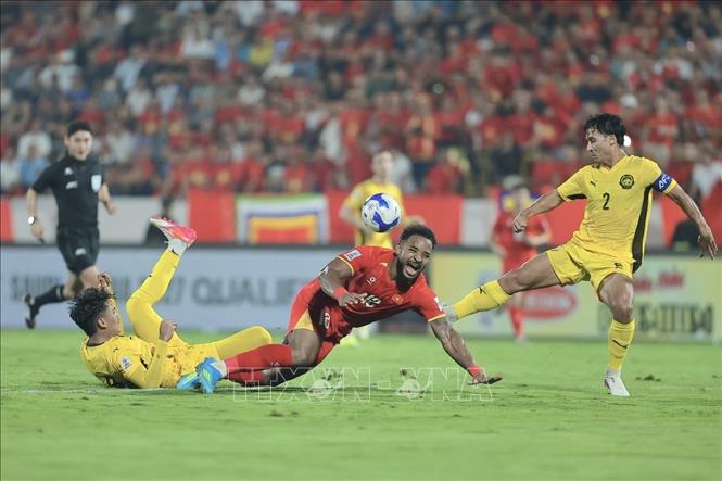 Hậu vệ Malaysia lăn xả để cản phá pha đi bóng của Xuân Son trước vòng cấm địa. Ảnh: Minh Quyết - TTXVN