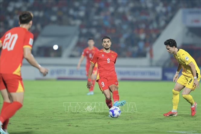 Hoàng Hên thi đấu rất tích cực nhưng vẫn chưa thể ghi được bàn thắng đầu tiên trong màu áo đội tuyển Việt Nam. Ảnh: Minh Quyết - TTXVN