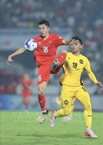 Hai Long (18) thi đấu xông xáo, gây không ít khó khăn cho hàng phòng ngự Malaysia. Ảnh: Minh Quyết - TTXVN