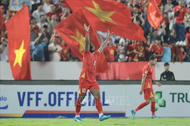 Xuân Son (12) ghi liên tiếp 2 bàn từ các pha đánh đầu ở phút 51 và 59, nâng tỷ số lên 3-0 cho đội tuyển Việt Nam. Ảnh: Minh Quyết - TTXVN