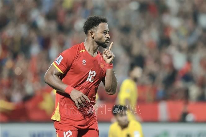 Xuân Son (12) ghi liên tiếp 2 bàn từ các pha đánh đầu ở phút 51 và 59, nâng tỷ số lên 3-0 cho đội tuyển Việt Nam. Ảnh: Minh Quyết - TTXVN