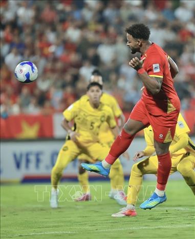 Xuân Son (12) ghi liên tiếp 2 bàn từ các pha đánh đầu ở phút 51 và 59, nâng tỷ số lên 3-0 cho đội tuyển Việt Nam. Ảnh: Minh Quyết - TTXVN