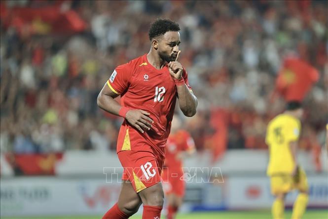 Xuân Son (12) ghi liên tiếp 2 bàn từ các pha đánh đầu ở phút 51 và 59, nâng tỷ số lên 3-0 cho đội tuyển Việt Nam. Ảnh: Minh Quyết - TTXVN