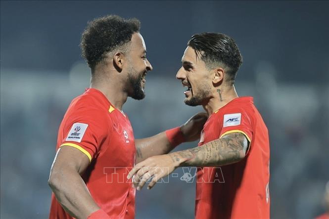 Xuân Son (12) và Hoàng Hên (9) ăn mừng bàn thắng nâng tỷ số lên 3-0 cho đội tuyển Việt Nam ở phút 59. Ảnh: Minh Quyết - TTXVN