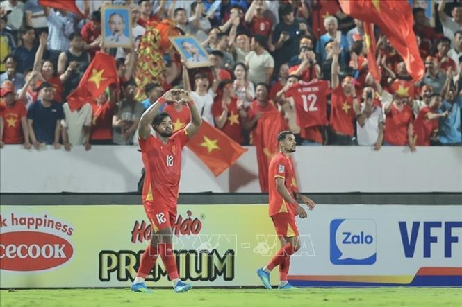 Xuân Son (12) đã có một trận đấu xuất sắc với cú đúp bàn thắng. Ảnh: Minh Quyết - TTXVN