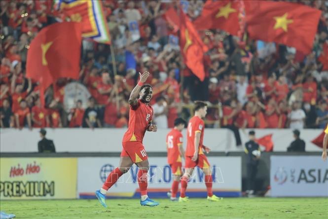 Xuân Son (12) đã có một trận đấu xuất sắc với cú đúp bàn thắng. Ảnh: Minh Quyết - TTXVN