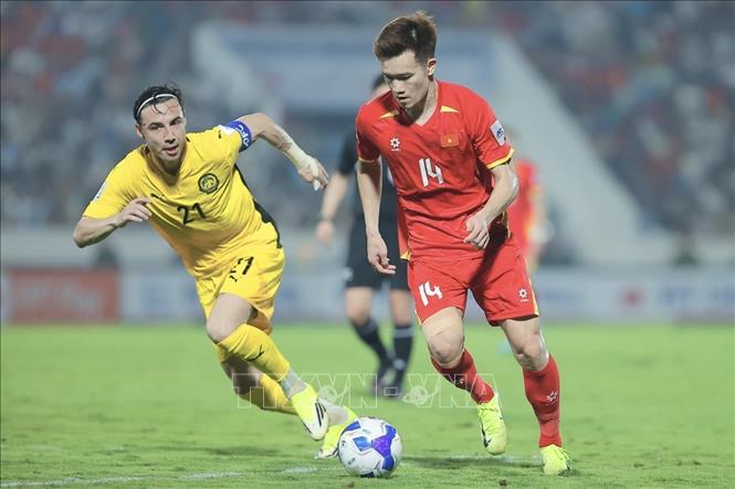 Hoàng Đức (14) tiếp tục là điểm tựa chắc chắn ở tuyến giữa của đội tuyển VIệt Nam. Ảnh: Minh Quyết - TTXVN