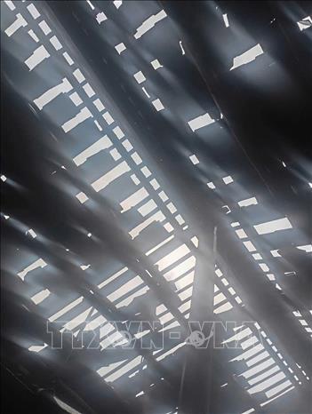 Những trận mưa đá khiến cho 743 căn nhà ở Cao Bằng bị hỏng, vỡ mái ngói. Ảnh: TTXVN phát 