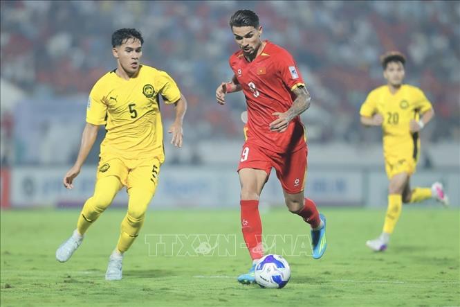 Hoàng Hên (9) đã có một trận đấu xuất sắc, nhưng thiếu chút may mắn để ghi bàn thắng đầu tiên trong màu áo đội tuyển Việt Nam. Ảnh: Minh Quyết - TTXVN