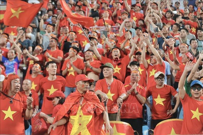 Vietnamese fan cheers for the national team. VNA Photo: Minh Quyết 