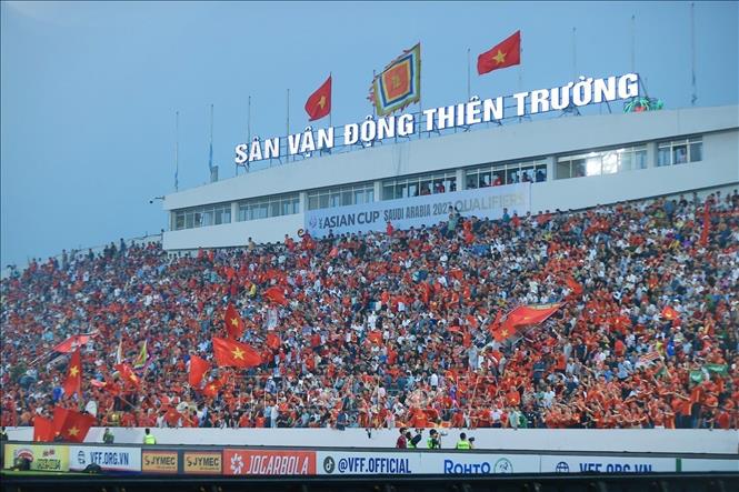 Vietnamese fans at Thien Truong Stadium. VNA Photo: Minh Quyết 