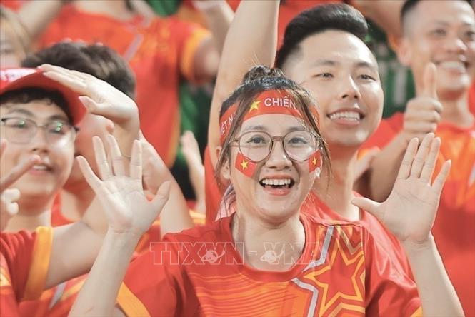 Fans cheer for the national team at Thien Truong Stadium. VNA Photo: Minh Quyết 
