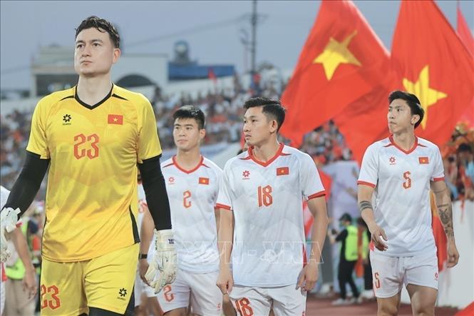 Vietnamese players prepare before the match. VNA Photo: Minh Quyết 