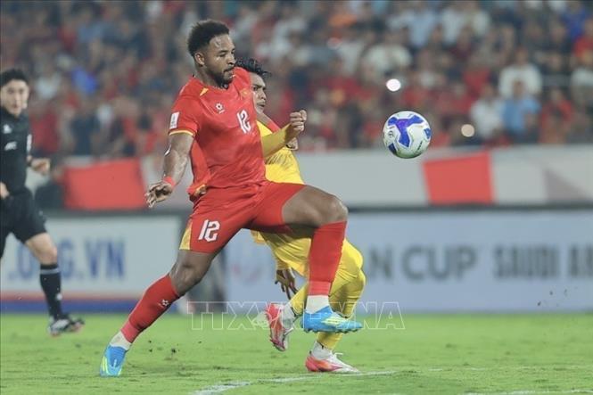 Player Xuan Son fights for the ball with a Malaysian player. VNA Photo: Minh Quyết 