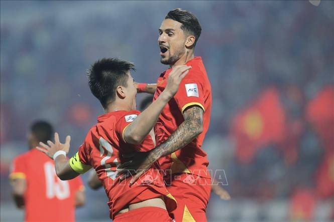 Player Hoang Hen and captain Duy Manh cheer together after scoring the first goal. VNA Photo: Minh Quyết 