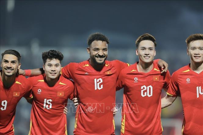 Player Xuan Son scores two consecutive goals from headers in the 51st and 59th minutes, raising the score to 3-0 for the Vietnamese team. VNA Photo: Minh Quyết 