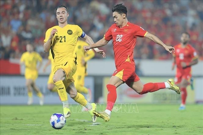 Player Viet Cuong fights for the ball. VNA Photo: Minh Quyết 