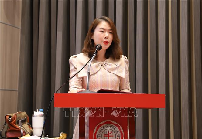 PGS.TS Prapaporn Rojsiriuch, Phó hiệu trưởng phụ trách Quan hệ quốc tế và Truyền thông của trường Đại học Srinakharinwirot phát biểu khai mạc hội thi.  Ảnh: Đỗ Sinh - PV TTXVN tại Thái Lan
