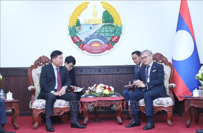 Thongsavanh Phomvihane, Member of the LPRP Central Committee, Deputy Prime Minister, and Minister of Foreign Affairs, receives Deputy Minister of Foreign Affairs Nguyen Manh Cuong. VNA Photo: Xuân Tú