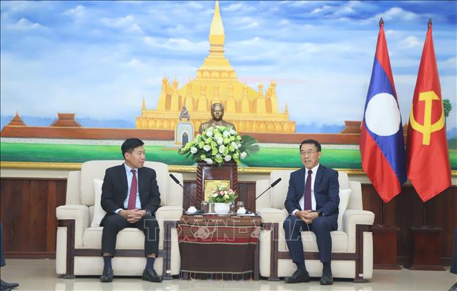 Bounleua Phandanouvong, Member of the LPRP Central Committee and Chairman of its Commission for External Relations, receives Deputy Minister of Foreign Affairs Nguyen Manh Cuong. VNA Photo: Xuân Tú